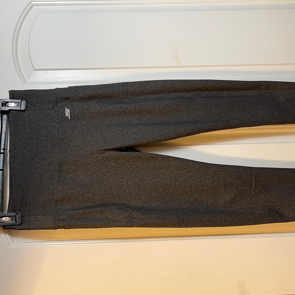 Gray Skechers legging with side pockets